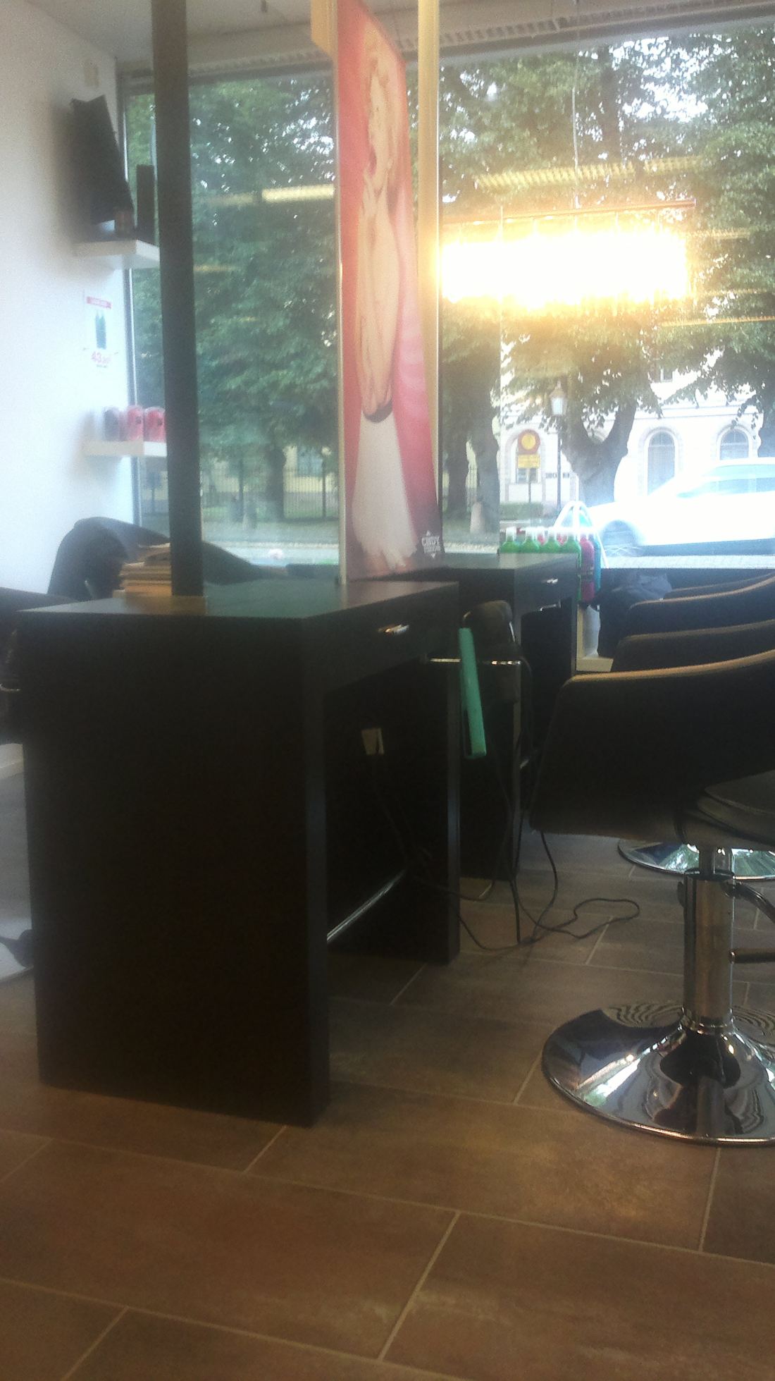 Hair Mondon työpiste ikkunan äärellä
